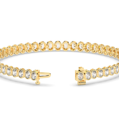 Magda Tennisarmband mit Labordiamanten im Ovalschliff mit Zargenfassung aus 585 Gelbgold, Verschluss geöffnet, Detailansicht 