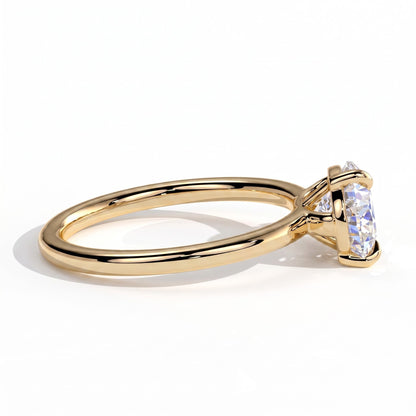 Pear lab-grown diamond east-west solitaire engagement ring in 18K (750) yellow gold, detail view 
