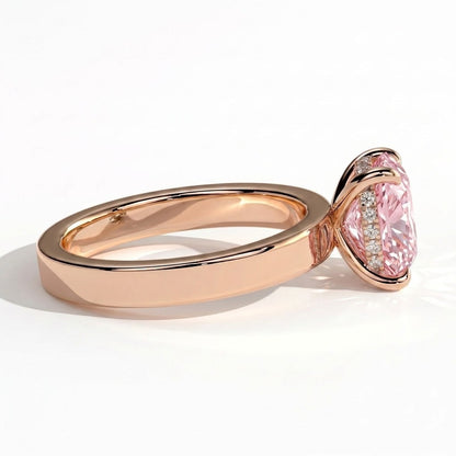Fancy Vivid Pink elongated cushion lab-grown diamond engagement ring with flat cigar band and hidden halo in 14K (585) rose gold, detail view of the flat cigar band 