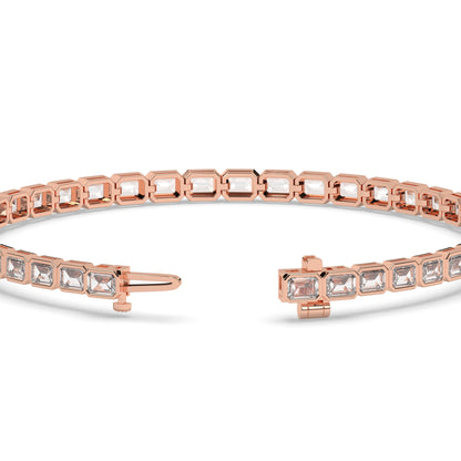 Noa Tennisarmband mit Labordiamanten im Smaragdschliff mit Zargenfassung aus 585 Roségold, Verschluss geöffnet, Detailansicht 