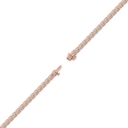 Noa Tennisarmband mit Labordiamanten im Smaragdschliff mit Zargenfassung aus 585 Roségold, volle Länge, Diagonalansicht 