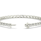 Noa Tennisarmband mit Labordiamanten im Smaragdschliff mit Zargenfassung aus 585 Weißgold, Verschluss geöffnet, Detailansicht 