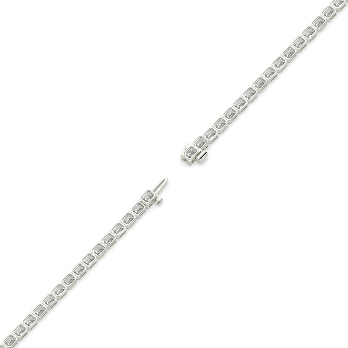 Noa Tennisarmband mit Labordiamanten im Smaragdschliff mit Zargenfassung aus 585 Weißgold, volle Länge, Diagonalansicht 