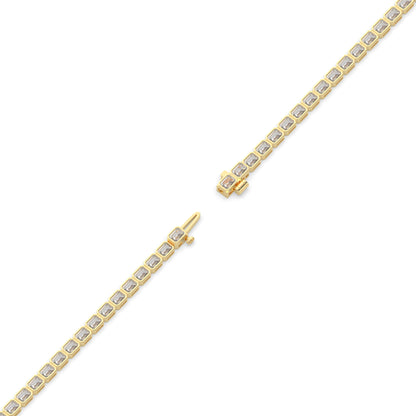 Noa Tennisarmband mit Labordiamanten im Smaragdschliff mit Zargenfassung aus 585 Gelbgold, volle Länge, Diagonalansicht 