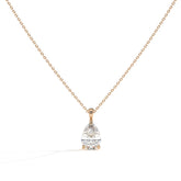 Perla Solitär-Halskette mit Labordiamanten im Tropfenschliff aus 585 Roségold, Vorderansicht 