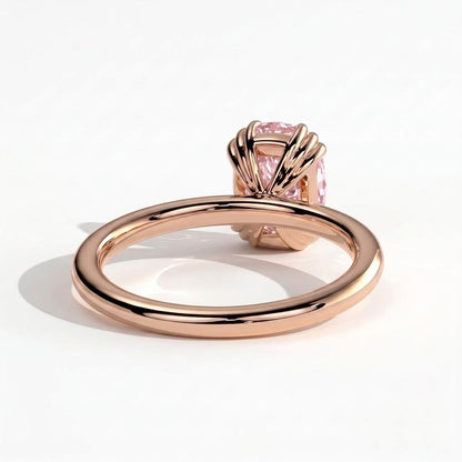 Fancy Vivid Pink elongated cushion lab-grown diamond solitaire engagement ring with triple claw prongs in 14K (585) rose gold, detail view of the triple claws 