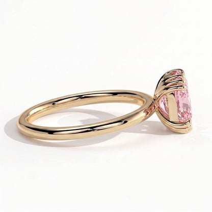 Fancy Vivid Pink elongated cushion lab-grown diamond solitaire engagement ring with triple claw prongs in 14K (585) yellow gold, detail view of the triple claws 