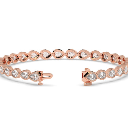 Rina Tennisarmband mit Labordiamanten im Tropfenschliff mit Zargenfassung aus 585 Roségold, Verschluss geöffnet, Detailansicht 