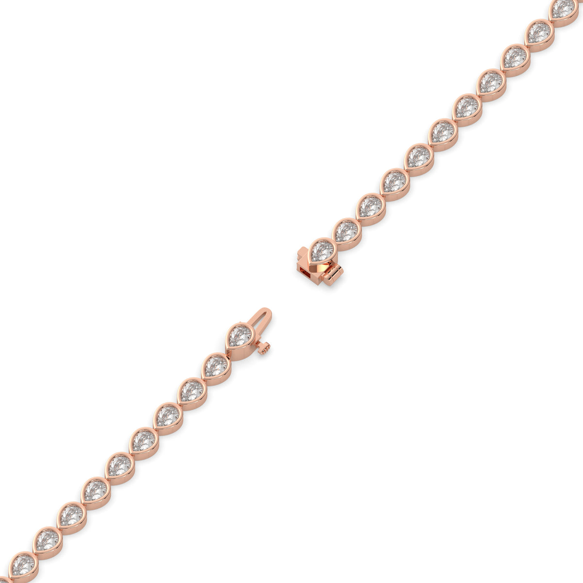 Rina Tennisarmband mit Labordiamanten im Tropfenschliff mit Zargenfassung aus 585 Roségold, volle Länge, Diagonalansicht 