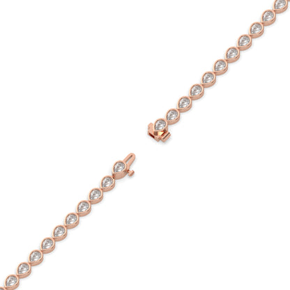 Rina Tennisarmband mit Labordiamanten im Tropfenschliff mit Zargenfassung aus 585 Roségold, volle Länge, Diagonalansicht 