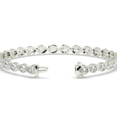 Rina Tennisarmband mit Labordiamanten im Tropfenschliff mit Zargenfassung aus 585 Weißgold, Verschluss geöffnet, Detailansicht 