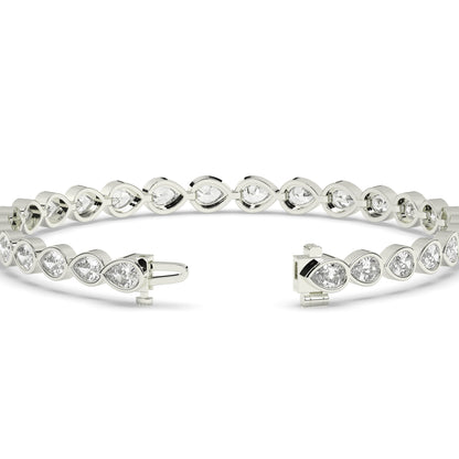Rina Tennisarmband mit Labordiamanten im Tropfenschliff mit Zargenfassung aus 585 Weißgold, Verschluss geöffnet, Detailansicht 