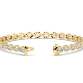 Rina Tennisarmband mit Labordiamanten im Tropfenschliff mit Zargenfassung aus 585 Gelbgold, Verschluss geöffnet, Detailansicht 