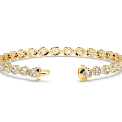 Rina Tennisarmband mit Labordiamanten im Tropfenschliff mit Zargenfassung aus 585 Gelbgold, Verschluss geöffnet, Detailansicht 