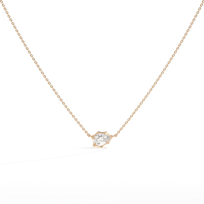 Sienna Halskette mit quer gefasstem Labordiamanten im Tropfenschliff aus 585 Roségold, Vorderansicht 