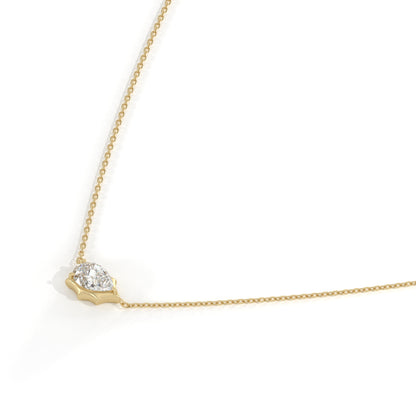 Sienna Halskette mit quer gefasstem Labordiamanten im Tropfenschliff aus 585 Gelbgold, Seitenansicht 