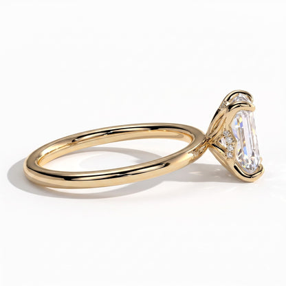 Emerald lab-grown diamond solitaire engagement ring in 18K (750) yellow gold, detail view 