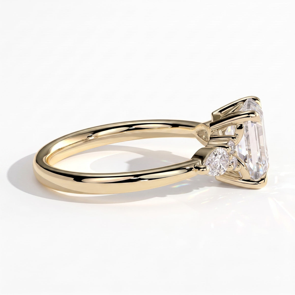 Emerald lab-grown diamond halo engagement ring in 18K (750) yellow gold, detail view 