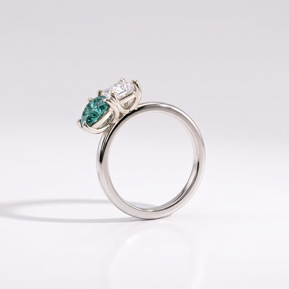 Viridia Toi et Moi ring with a 1 ct white radiant cut and 1 ct Fancy Vivid Green pear cut lab-grown diamond in 14K (585) white gold, side profile showing the two stones meeting 