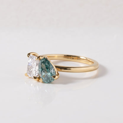 Viridia Toi et Moi ring with a 1 ct white radiant cut and 1 ct Fancy Vivid Green pear cut lab-grown diamond in 14K (585) yellow gold, three-quarter view 