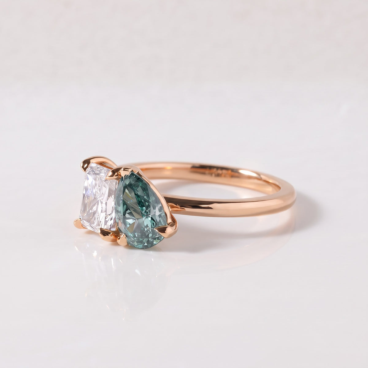 Viridia Toi et Moi ring with a 1 ct white radiant cut and 1 ct Fancy Vivid Green pear cut lab-grown diamond in 18K (750) rose gold, three-quarter view 