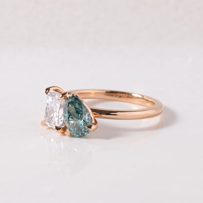 Viridia Toi et Moi ring with a 1 ct white radiant cut and 1 ct Fancy Vivid Green pear cut lab-grown diamond in 18K (750) rose gold, three-quarter view 