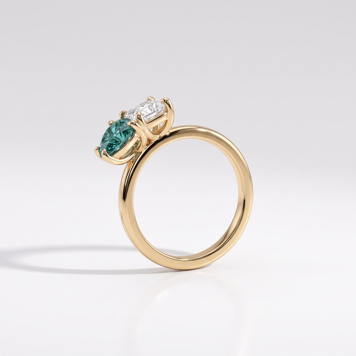 Viridia Toi et Moi ring with a 1 ct white radiant cut and 1 ct Fancy Vivid Green pear cut lab-grown diamond in 18K (750) yellow gold, side profile showing the two stones meeting 