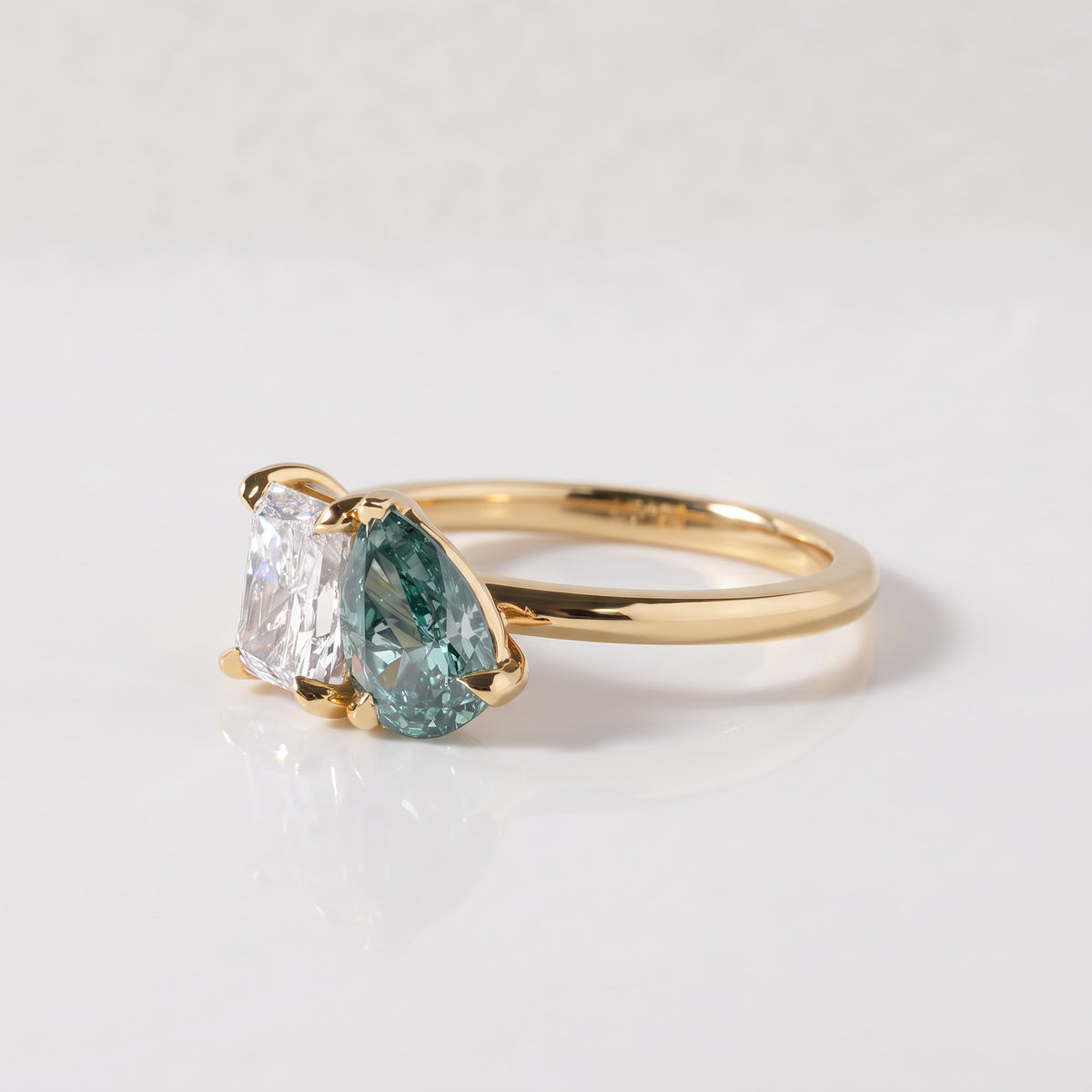 Viridia Toi et Moi ring with a 1 ct white radiant cut and 1 ct Fancy Vivid Green pear cut lab-grown diamond in 18K (750) yellow gold, three-quarter view 
