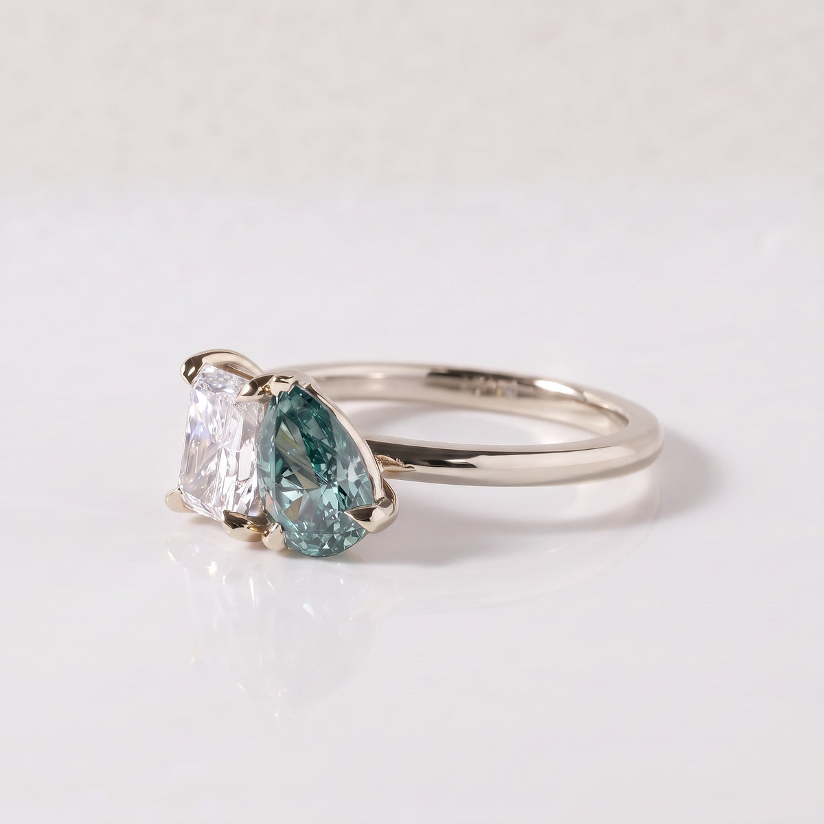 Viridia Toi et Moi ring with a 1 ct white radiant cut and 1 ct Fancy Vivid Green pear cut lab-grown diamond in 950 platinum, three-quarter view 