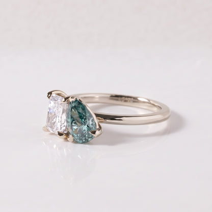 Viridia Toi et Moi ring with a 1 ct white radiant cut and 1 ct Fancy Vivid Green pear cut lab-grown diamond in 950 platinum, three-quarter view 